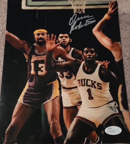 Oscar Robertson Signed Autographed 8x10 Milwaukee Bucks Photo JSA COA