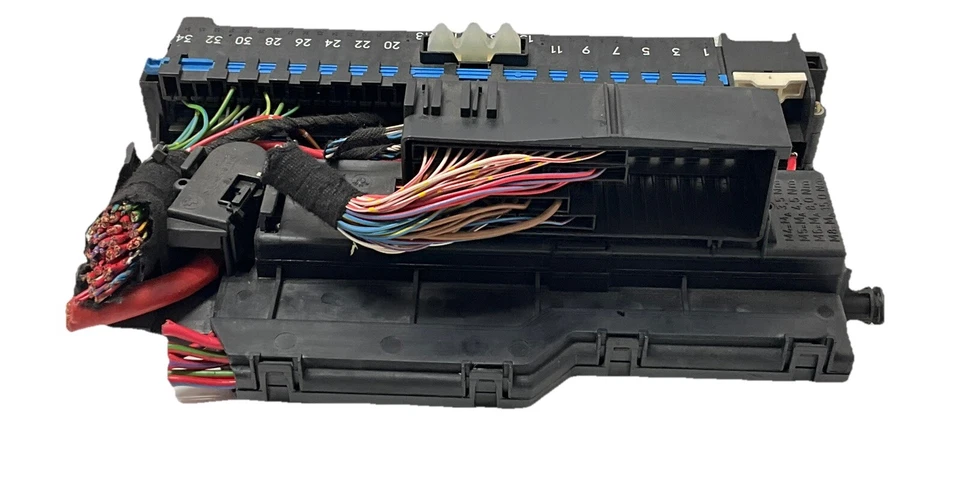 Оригинальная распределительная коробка реле предохранителя 2005 BMW X3 8364542 - Изображение 4 из 4