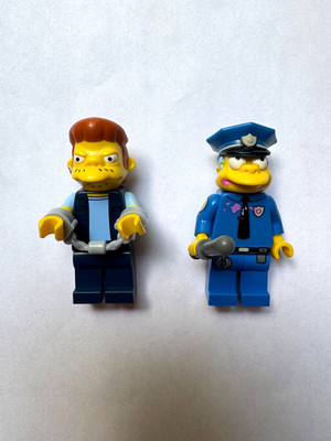 LEGO Simpsons Kwik-E Mart Snake and Chief Wiggum Minifigures 71016