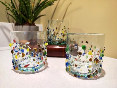 Handgefertigter bunter Glasbecher   Handwerkliches Trinkgeschirr   Recyceltes mundgeblasenes Glas