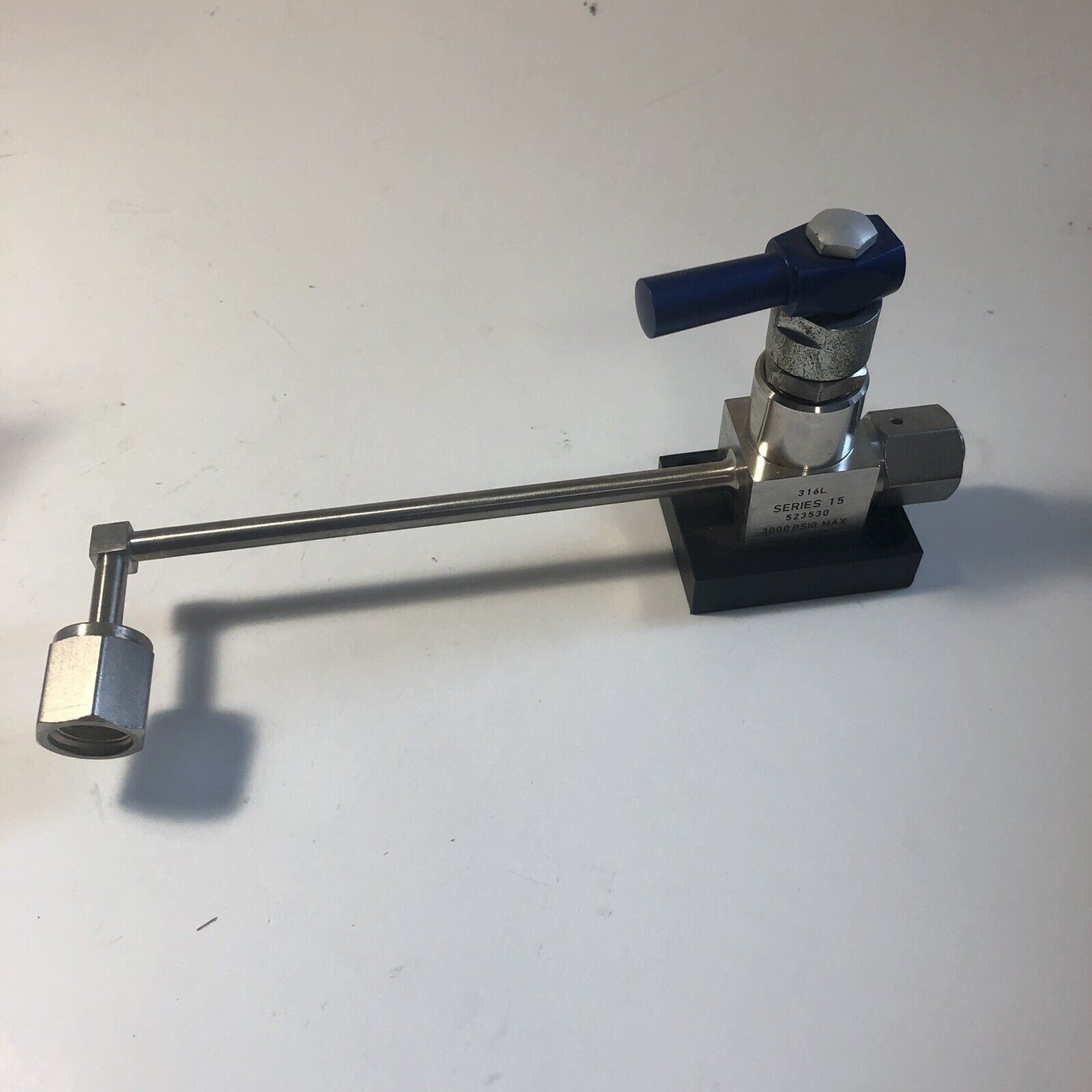Parker Manual Valve 316L Series 15 523530 3000 PSIG Female VCR 1/4" Fitting