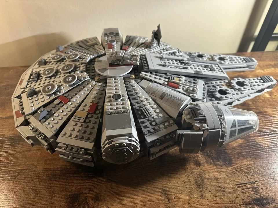 LEGO Star Wars 75105 Halcón Milenario 100 % completo con instrucciones Foto 4 de 4