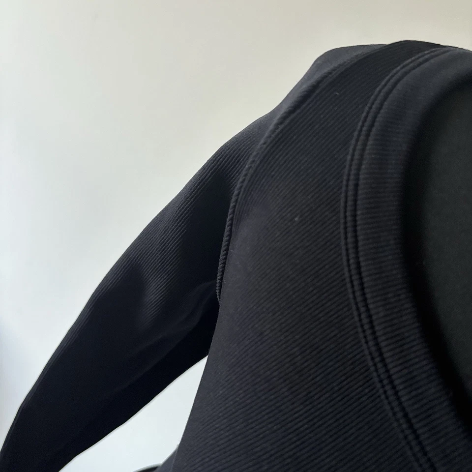 Top corto acanalado dinámico negro manga larga deportivo atletismo gimnasio minimalista Foto 4 de 4