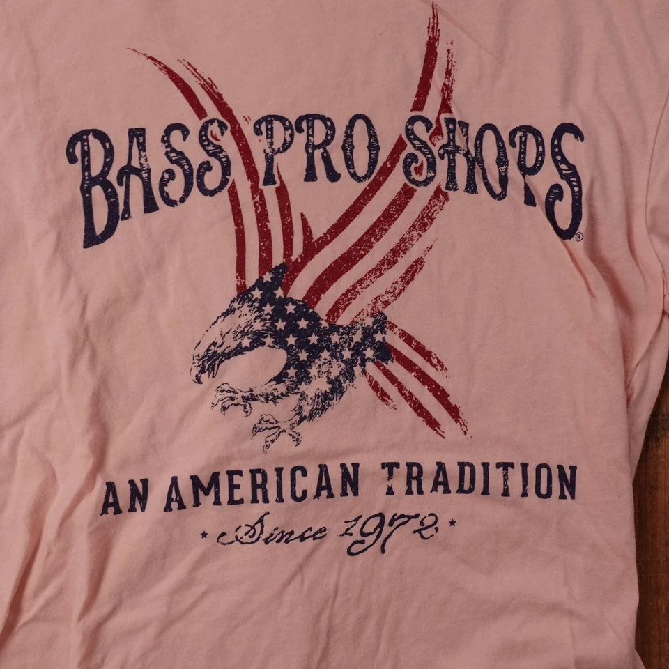 Camiseta masculina Bass Pro Shops rosa pequena 100% algodão gola redonda - Imagem 2 de 4