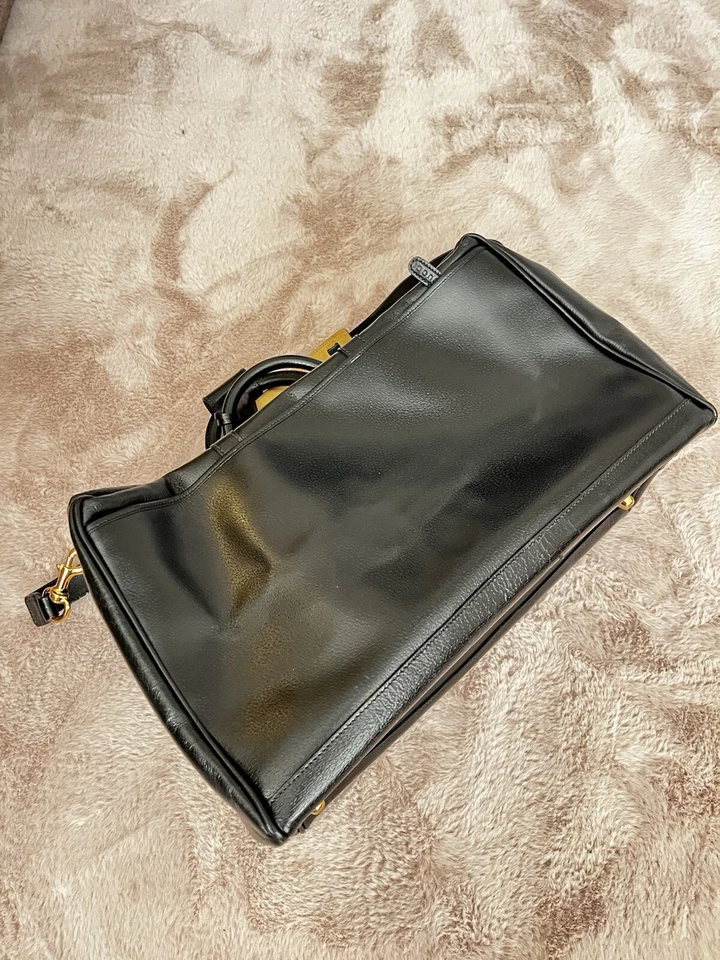 Gucci travel bag. Elevate your style with this stunning Gucci leather bag. - Image 3 of 4