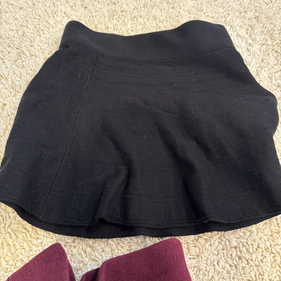 Minifalda Aritzia Talula negra y roja XS y XXS Foto 3 de 4