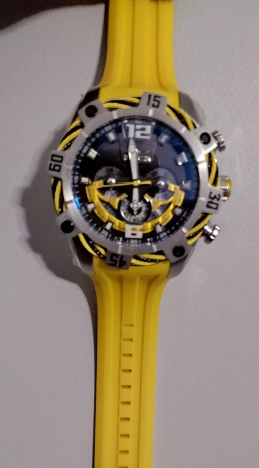 Invicta Bolt Amarillo Hombre 52 Mm Cuarzo Suizo Modelo 31062 Foto 2 de 4
