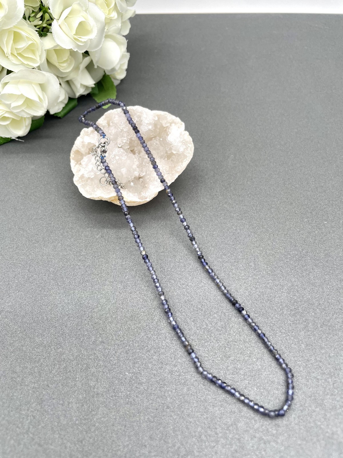 Collier iolite bleue 3mm CLPI le bijou élégant du bureau aux soirées
