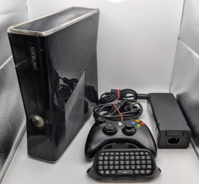 Xbox 360 S Konsole Schwarz 250 GB - 1x Wireless Controller + Chat Pad