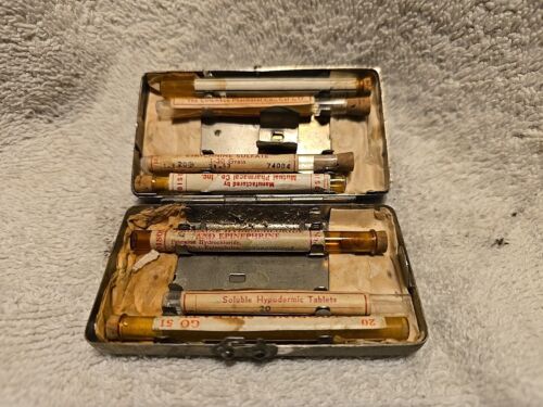 Custodia supporto metallo medico vintage con fiale etichette originali