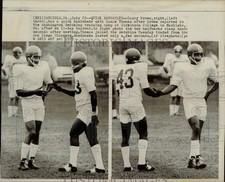 1973 Press Photo Larry Brown & Duane Thomas handshake at Carlisle training camp