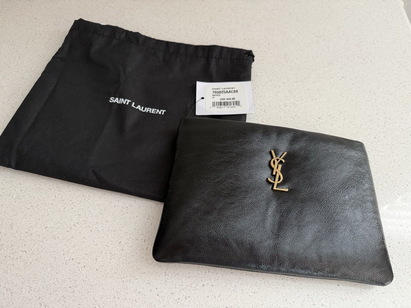 Pochette Saint Laurent Calypso Small YSL in pelle liscia imbottita $950