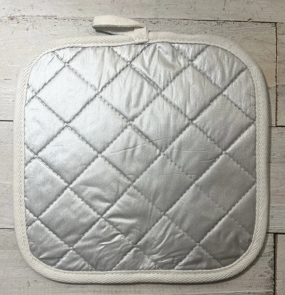 Tulipanes rosas en jarrón de lunares blanco y negro soporte prensado por Jenny Elkins Foto 4 de 4