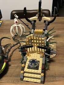 LEGO Atlantis: Gateway of The Squid (8061) Near Complete W/ Box, Manuals, Figure