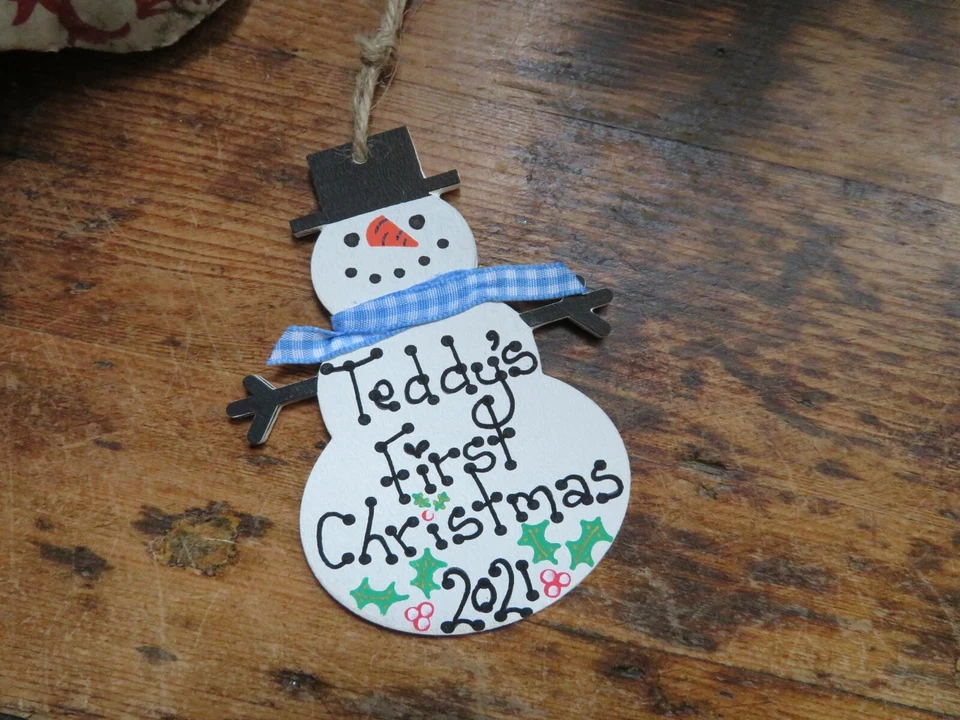 Personalisierte Babys erste Weihnachten 2025 Plakette Holzkugel Dekoration Geschenk 1. - Bild 2 von 4