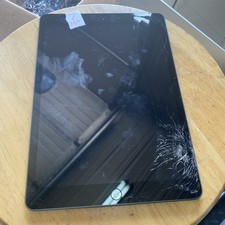 Apple iPad A2197 7 th Gen 32GB Cracked Glass