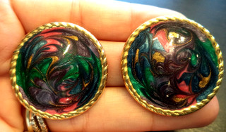 STUNNING VINTAGE ESTATE ENAMELED GOLD TONE 1 1/4" POST EARRINGS! G43369