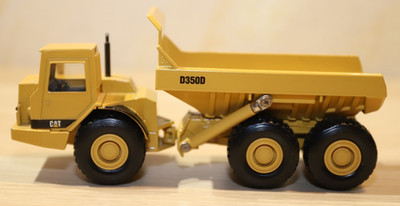 Ertl 1:50 Scale CAT Caterpillar D350D Articulated Rock Truck  7.5   2495F