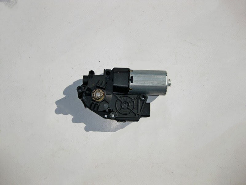 Mercedes-Benz A2048200708 Panoramic roof blind motor C-Class W204