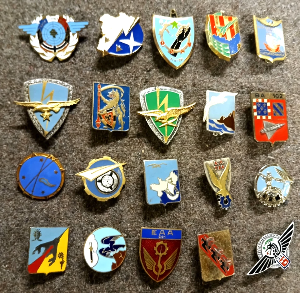 LOT DE 20 INSIGNES ARMEE DE L'AIR - Photo 1/4