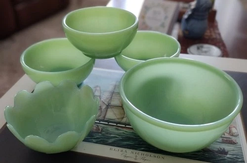VTG Jadeite Fire King 4 Piece Bowl Set and 1 Lotus Bowl Excellent Condition