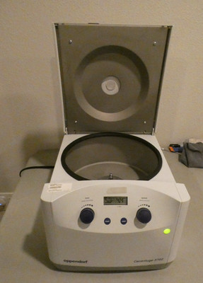 EPPENDORF CENTRIFUGE 5702 Bench Top/Counter Top Powers On, No Error Codes