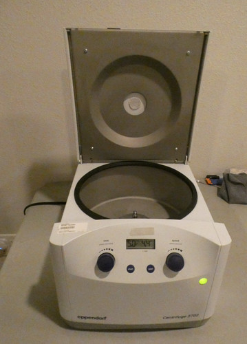 EPPENDORF CENTRIFUGE 5702 Bench Top/Counter Top Powers On, No Error Codes