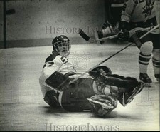 1983 Press Photo Milwaukee Admiral Goalie Rich Sirois Deflects Puck - mjc43549