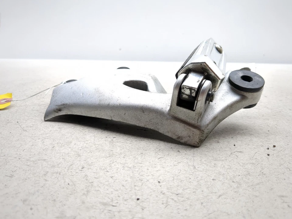 08-18 Suzuki Hayabusa GSX1300R Clavija de pie trasero izquierdo pasajero 298971 Foto 2 de 4