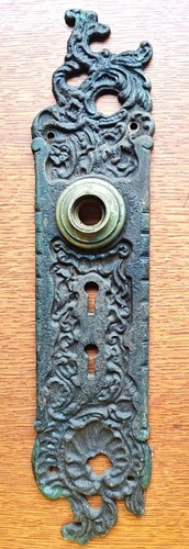 Five Rococo Victorian Doorplates & Two Doorknobs by Reading "Belfort" c1889 - Picture 3 of 8