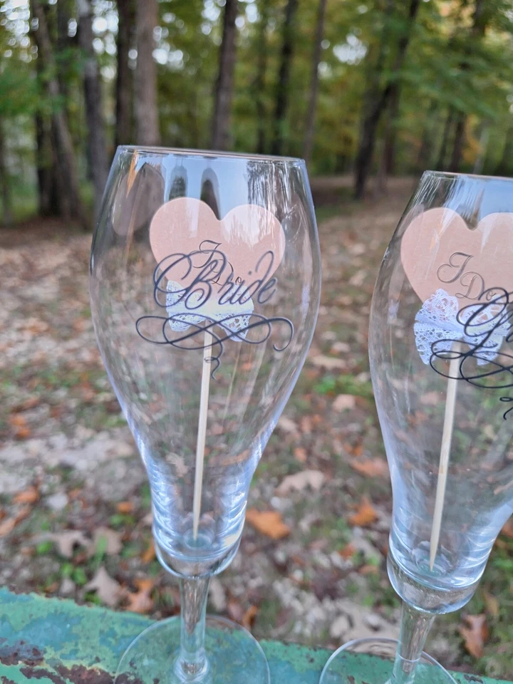 Vasos para tostar de boda transparentes Lillian Rose para novia y novio Foto 2 de 4