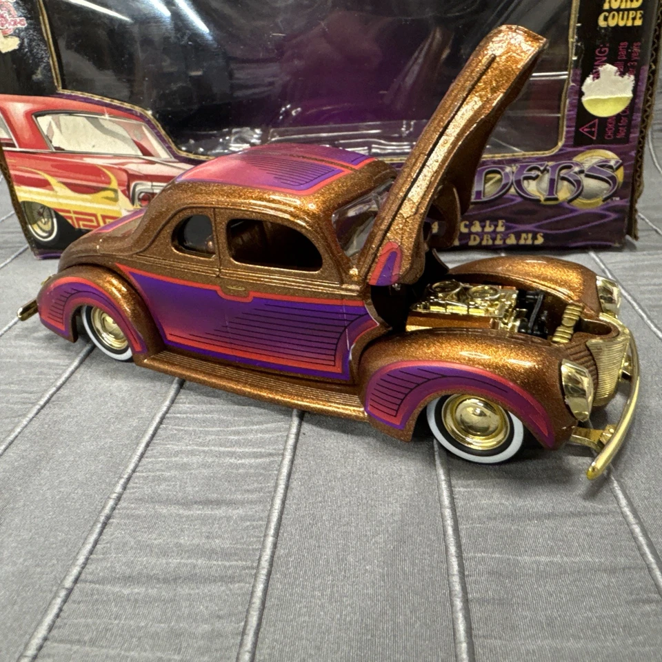 Coche modelo diecast dorado Ford cupé 1/24 40 Racing Champions Lowriders Foto 2 de 4
