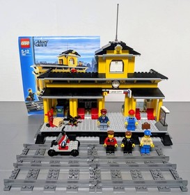 LEGO 7997 Yellow Train Station Minifigs City