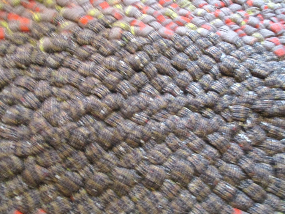 ALFOMBRA TRENZADA VINTAGE TEJIDA DE LANA MARRÓN Y NARANJA, ROJA Y AMARILLA Foto 4 de 4