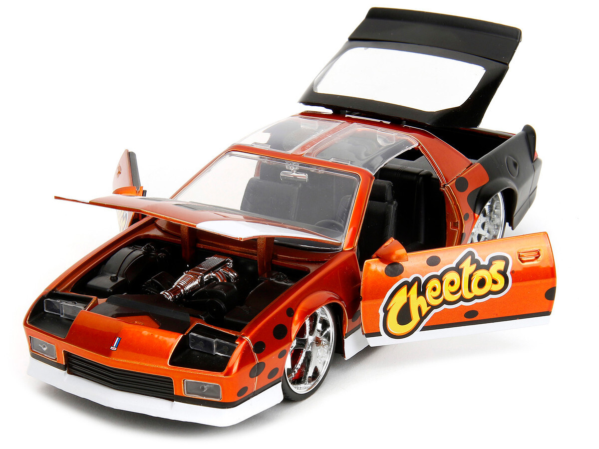 Jada 1985 Chevrolet Camaro Z/28 & Chester Cheetah Figure 