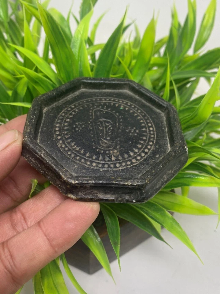 Antigua estatua religiosa hindú pierna de laxmi de piedra negra rara del siglo XVII Foto 4 de 4