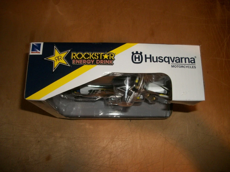 NEW RAY 58243 ROCKSTAR HUSQVARNA FC450 ZACH OSBORNE RACING BIKE 1/12 #16 WHITE - Image 3 of 4
