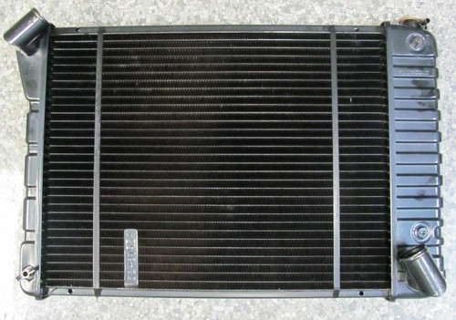New OEM Surplus 1966-68 Chevrolet Corvette Radiator Part 52481554 or 3008566 - 第 1/4 張圖片