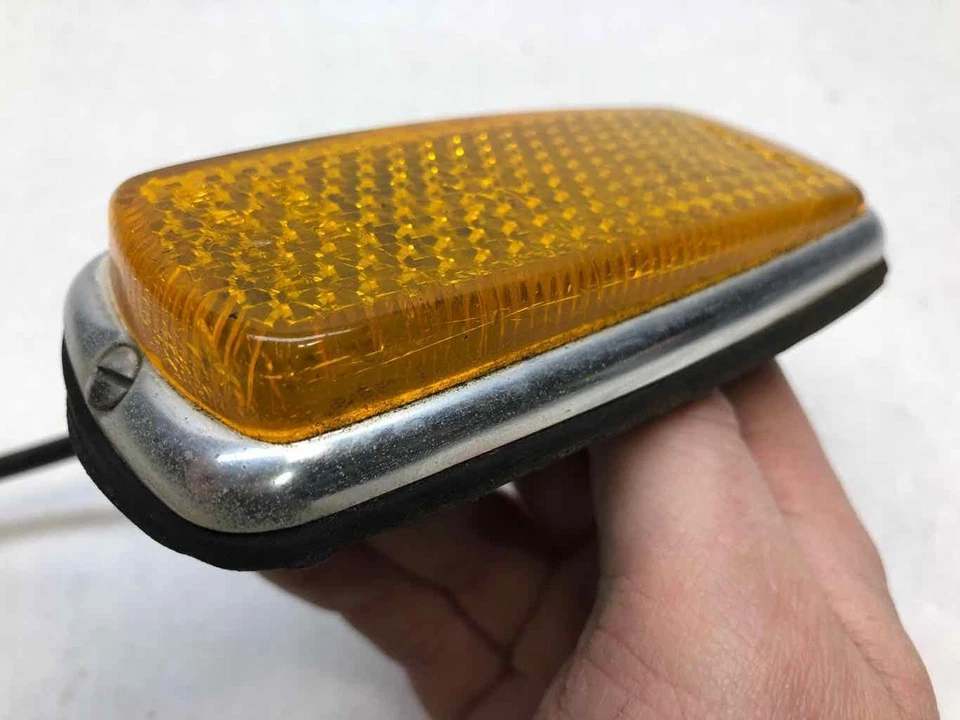 Mercedes 240d W115 1975 montado en guardabarros pasajero derecho luz de señalización ámbar *Nota* Foto 2 de 4