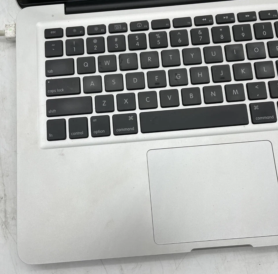 Apple MacBook A1278 13" (finales de 2008) 2,4 GHz, 4 GB de RAM. (bad bat, no se enciende Foto 3 de 4