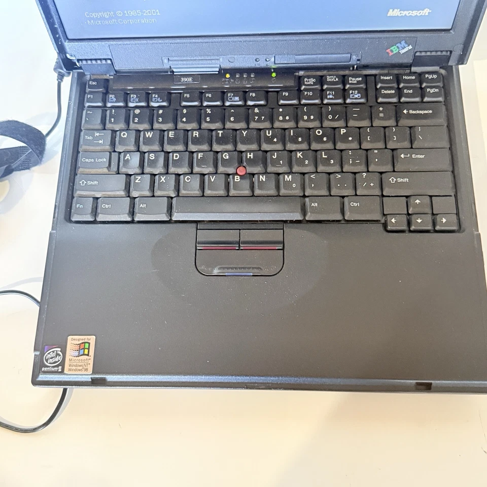 IBM ThinkPad 390E Pentium II 4GB HDD 128 Mb RAM 331 Hz Windows XP Pro Foto 2 de 4