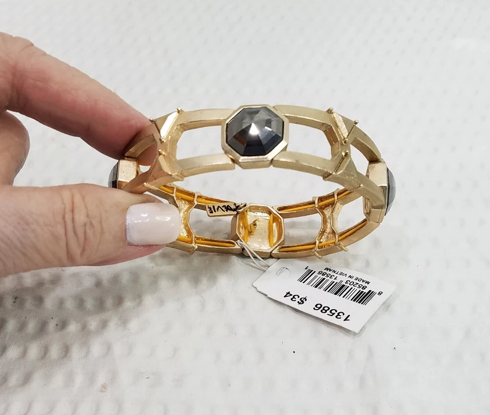 ¡Nuevo! Brazalete elástico firmado ViVI tono dorado mate calado y cristal ahumado Foto 3 de 4