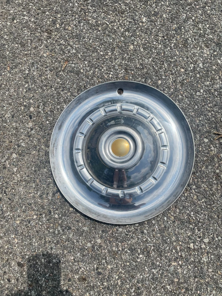 Una cubierta de rueda tapacubos original de fábrica 1952 1953 Chrysler Saratoga Windsor Foto 2 de 4