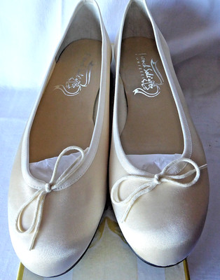 Damen  BALLERINAS, FRENCH SOLE (GB), Gr. 44, Satin elfenbeinfarbig, neu, m. Kart
