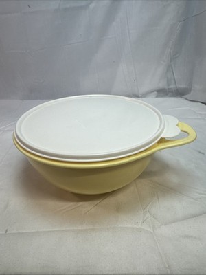 Tupperware 2677-b-2 Bowl With Lid-White and red-EUC-Ships FREE