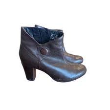 Women’s Clark’s Artisan Brown Genuine Leather Ankle Boots. Size 6.5