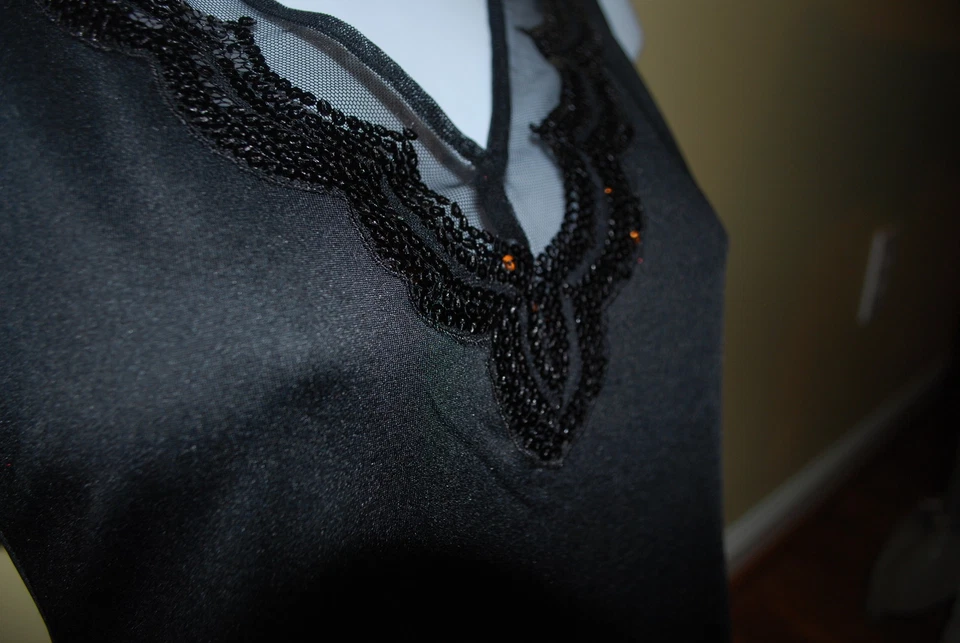 NUEVO CON ETIQUETAS CABERNET NEGRO LENTEJUELAS CUELLO EN V TEJIDO CAMISOLA CAMISERA DORMIR TOP MEDIANO Foto 4 de 4