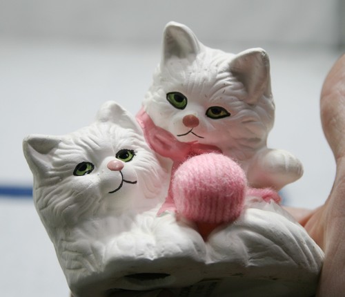 Gatitos blancos con hilo rosa, estatuilla de porcelana de 3,25" de alto - Imagen 2 de 9
