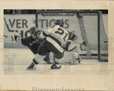 1991 Press Photo Hockey players in action during game - afa42146