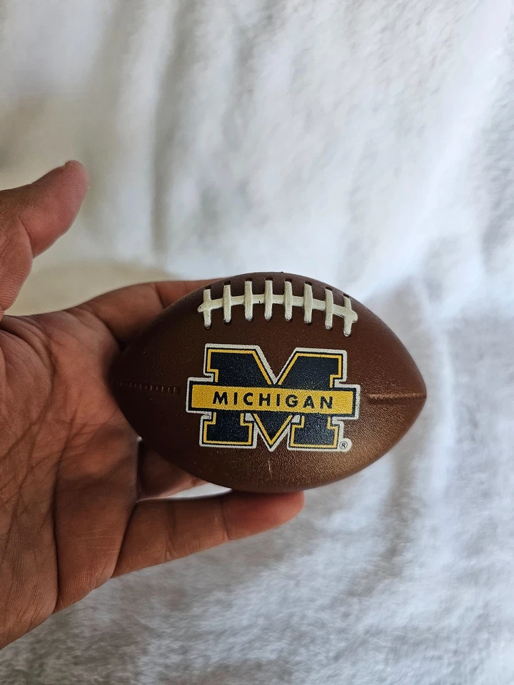 Michigan Wolverines Fútbol Nevera Imán Platico Collage Marrón Foto 2 de 4